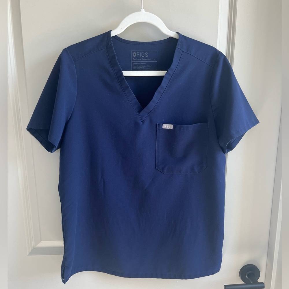 Figs Women’s Catarina One Pocket Scrub Top in Navy - Size Medium